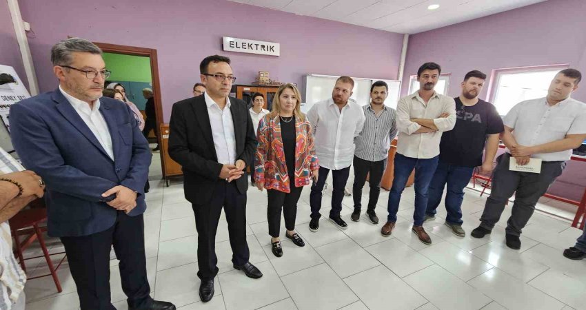 Bandırma Ticaret Odası’ndan meslek lisesine otomasyon desteği Balıkesir’in Bandırma İlçesinde, Bandırma Ticaret Odası Genç Girişimciler Kurulu, “Meslek