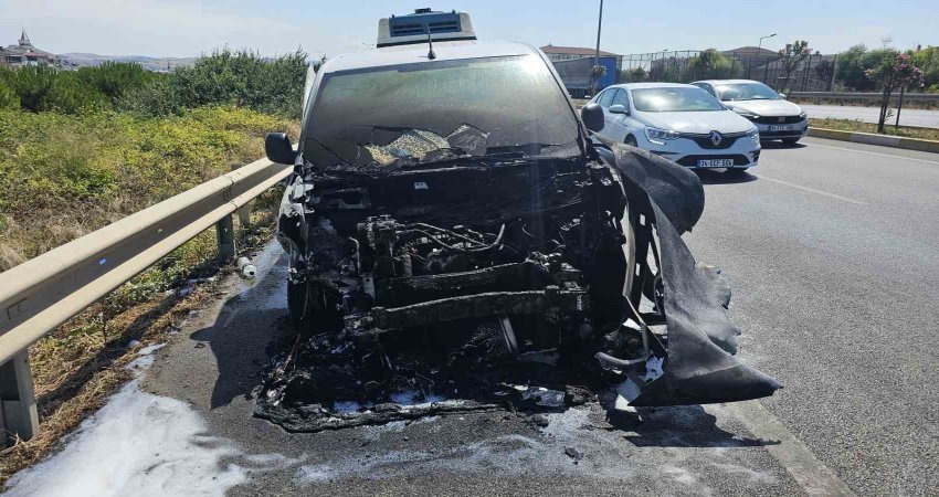 Bandırma’da seyir halindeki araç alev aldı Balıkesir’in Bandırma ilçesinde seyir halindeki araç alev aldı, araç kullanılamaz