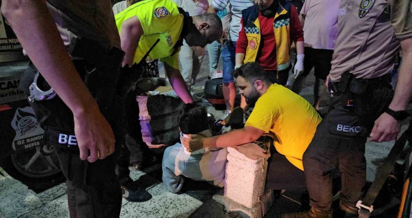Bandırma’da motosiklet kazasında iki kişi yaralandı Balıkesir’in Bandırma ilçesi, Kâşif Acar Caddesi’nde meydana gelen motosiklet kazasında