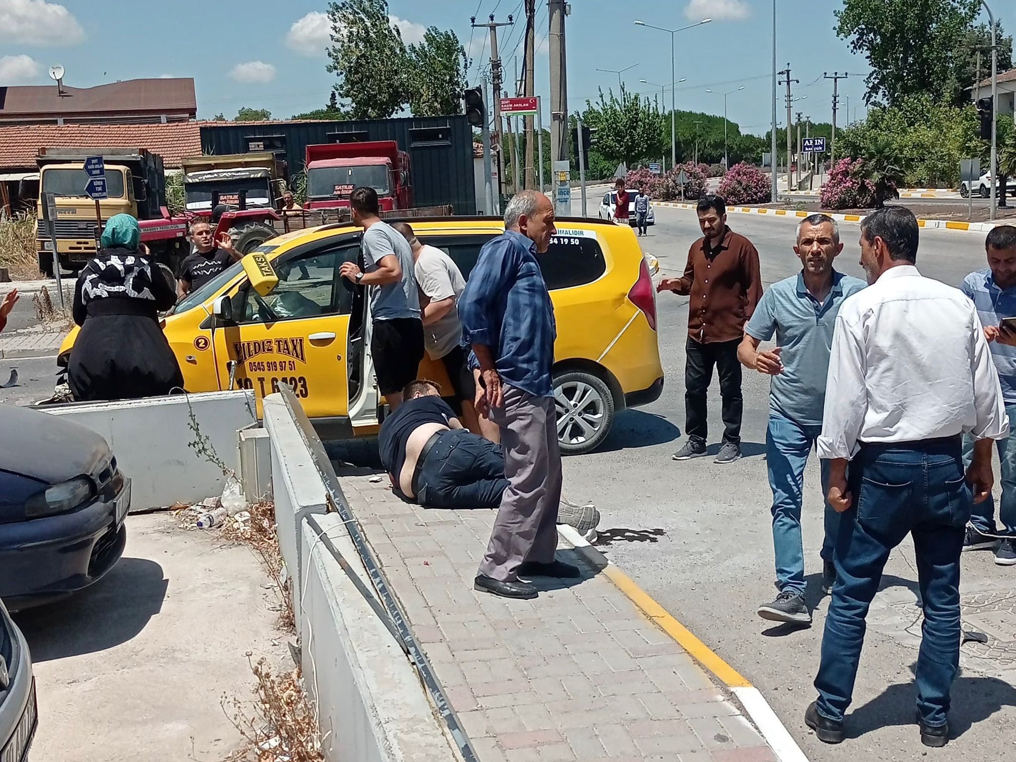 GÖNEN’DE DİREKSİYON BAŞINDA RAHATSIZLANAN SÜRÜCÜ FACİAYA SEBEP OLDU Balıkesir’in Gönen ilçesinde bir ticari taksi sürücüsü direksiyon başında rahatsızlanarak
