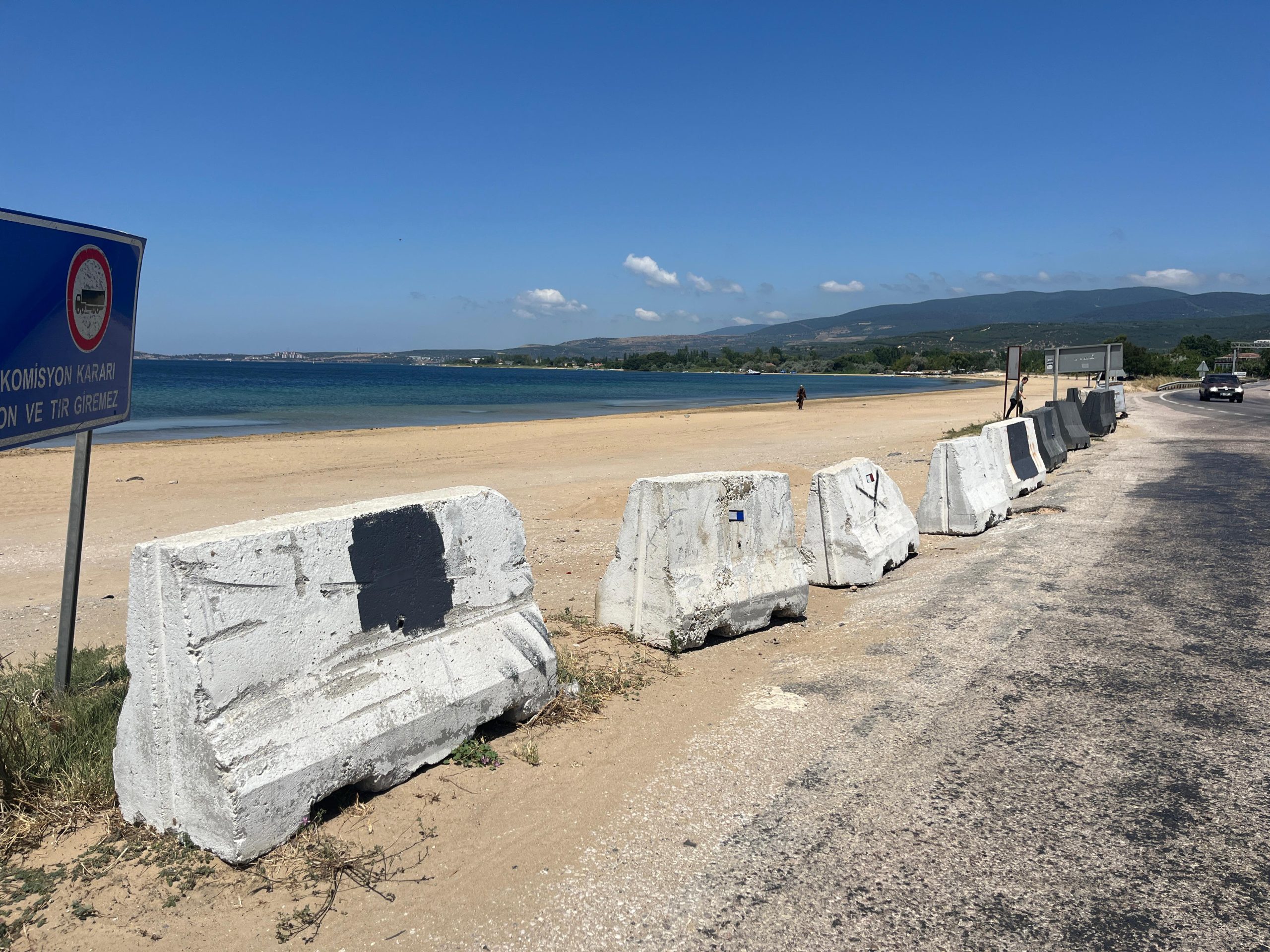 BÜYÜKŞEHİR’İN BARİKATLARINI KULLANARAK HALK PLAJINI KAPATAN ERDEK BELEDİYESİ AYIBINDAN DÖNMÜYOR Erdek Belediyesi tarafından Balıkesir Büyükşehir Belediyesi’ne ait beton barikatlar izinsiz