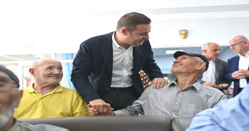 Başkan Akın, bayramı vatandaşlarla iç içe geçiriyor Balıkesir Büyükşehir Belediye Başkanı Ahmet Akın, Kurban Bayramı’nı vatandaşlarla iç