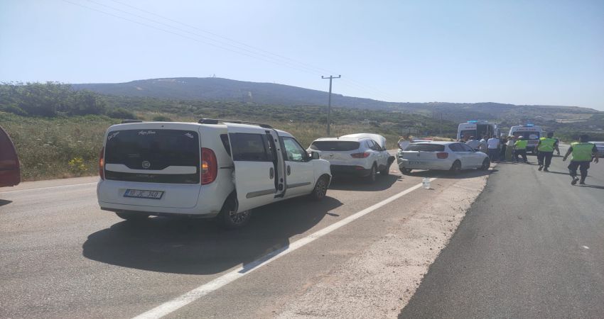 ERDEK KARAYOLU’NDA ZİNCİRLEME KAZA: 2 KİŞİ YARALANDI Balıkesir’in Bandırma ilçesi, Erdek Karayolu’nda meydana gelen zincirleme trafik kazasında