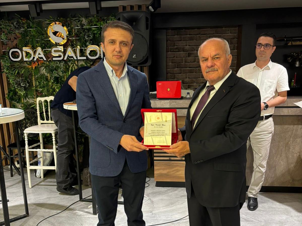 BANDIRMA ADLİYESİNDE VEDA: 45 YIL HİZMET VEREN MUSTAFA AKBAŞ EMEKLİ OLDU Bandırma Adliyesi’nde 45 yıl hizmet veren Bandırma Cumhuriyet Başsavcılığı Yazı