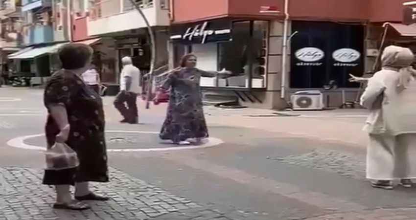 Gönen’de öfke krizi: Eski eşinin kaçtığını düşündüğü kadının dükkanını taşladı Balıkesir’in Gönen ilçesinde, S.P. adlı kadın boşandığı eşinin kaçtığını düşündüğü