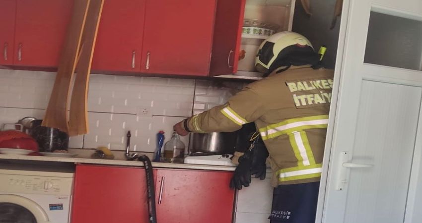 ERDEK’TE EV YANGINI Balıkesir’in Erdek ilçesinde bir evin mutfağında çıkan yangın itfaiye ekipleri