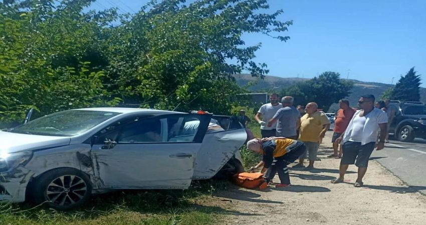 ERDEK’TE TRAFİK KAZASI: 2 YARALI Balıkesir’in Erdek ilçesinde meydana gelen çift taraflı trafik kazasında 2
