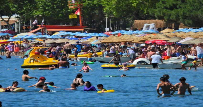 ERDEK PLAJLARI DOLDU TAŞTI Balıkesir’in Erdek ilçesi, 9 günlük Kurban Bayramı tatilinde ziyaretçi akınına