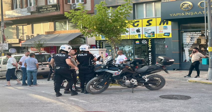BANDIRMA’DA HUSUMETLİSİNİN DÜKKANINI TAŞLAYAN ŞAHIS TUTUKLANDI Balıkesir’in Bandırma ilçesindeki bir işletmede alacak verecek tartışması nedeniyle çıkan