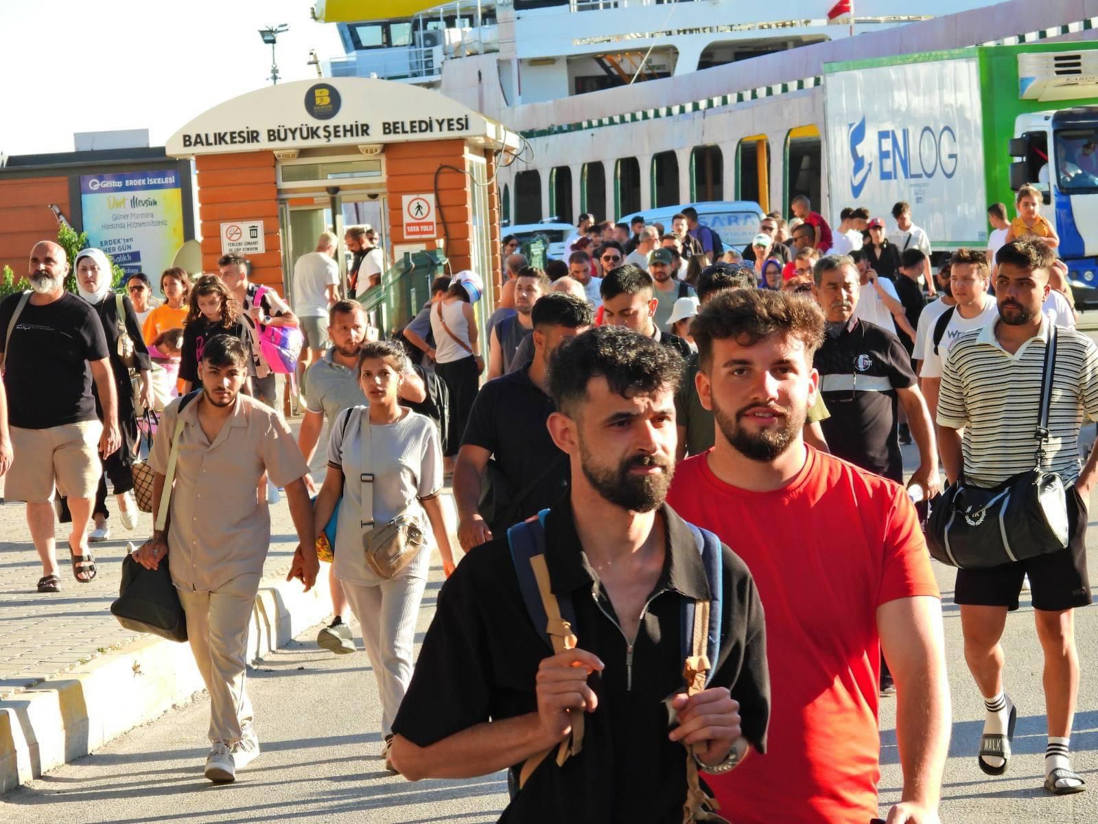 Erdek’te dönüş yoğunluğu: Adalardan dönen tatilciler trafiğe neden oldu Balıkesir’in Erdek ilçesinde, tatilciler nedeniyle yoğun araç ve yaya trafiği