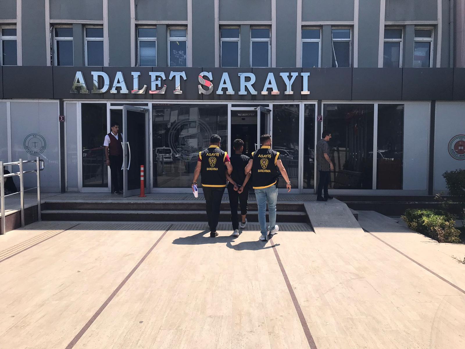 Bandırma’da , aşırı alkolu trafik magandası polisten saklanmaya çalışırken yakalandı.