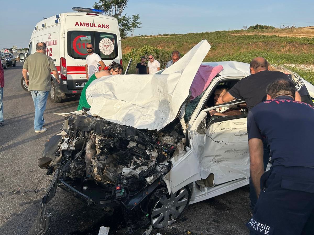 Balıkesir’in Erdek ilçesinde meydana gelen zincirleme trafik kazasında 2 kişi