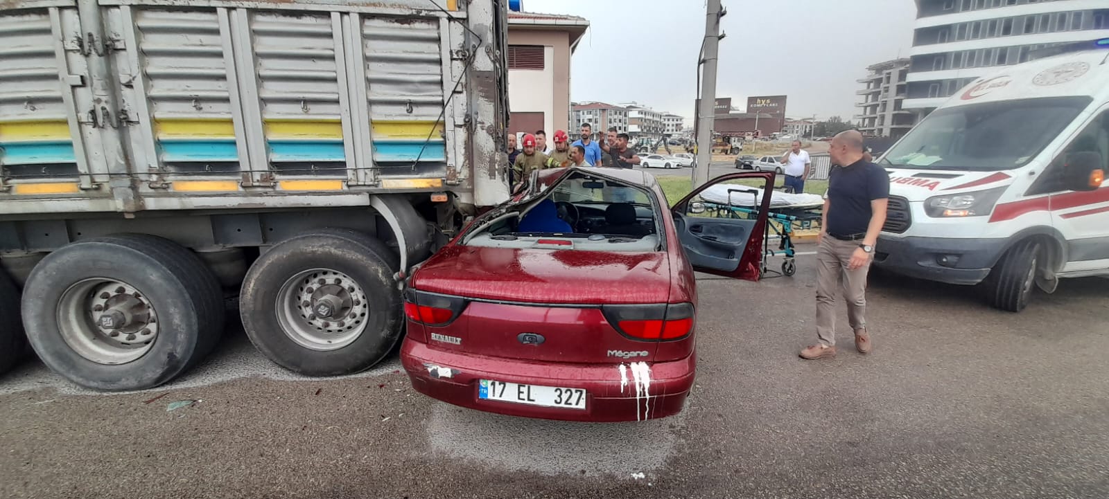 Balıkesir’in Bandırma ilçesinde meydana gelen kazada, brandasını düzeltmek için yolun