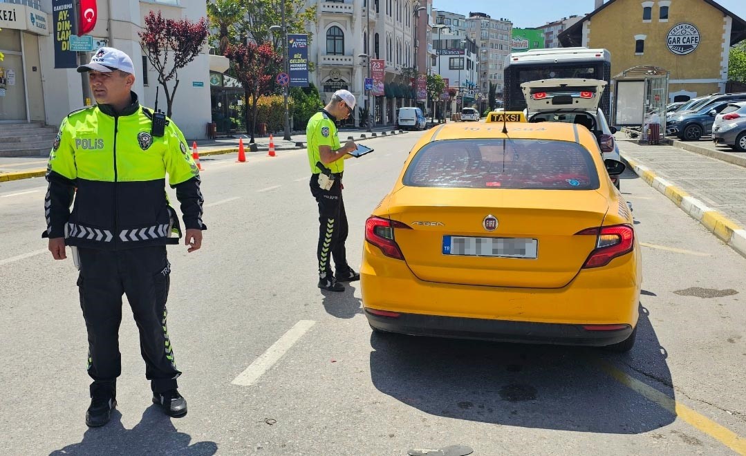 Balıkesir’in Bandırma İlçe Emniyet Müdürlüğü ekipleri tarafından yapılan trafik denetimlerinde,