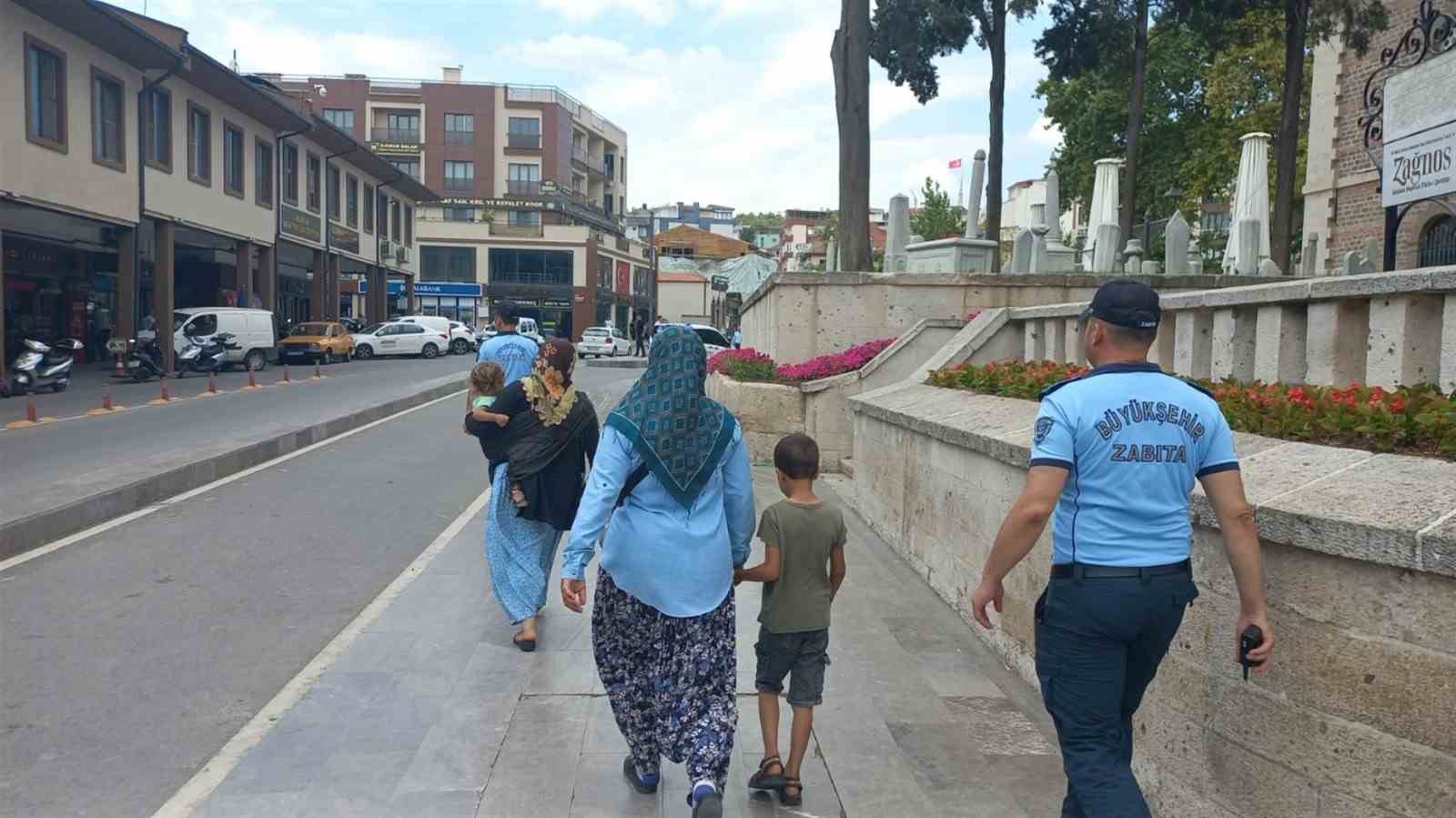 Balıkesir’de dilencilere geçit vermeyen Büyükşehir Belediyesi zabıta ekipleri, kendi sorumluluk