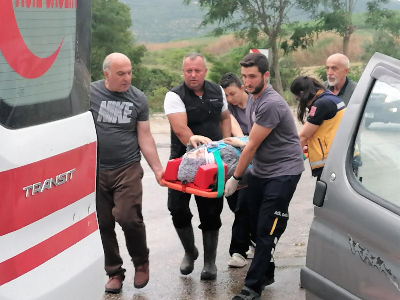 Manyas’ta kayganlaşan yolda direksiyon hakimiyetini kaybeden sürücü elektrik direğine çarparak