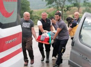 Manyas’ta kayganlaşan yolda direksiyon hakimiyetini kaybeden sürücü elektrik direğine çarparak