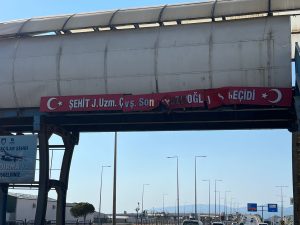 Balıkesir’in Bandırma ilçesinde seyir halindeyken dorsesi açılan tır üst geçide