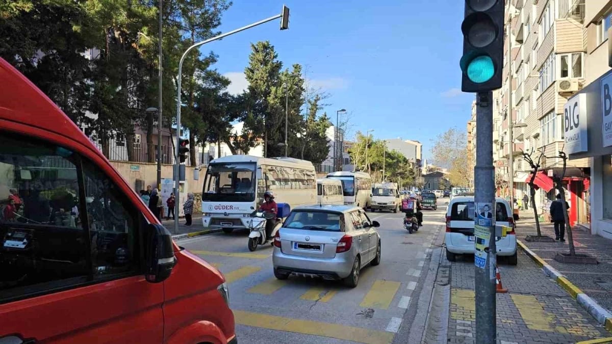 Bandırma’da Trafik ve Otopark Sorunu Çözüm Bekliyor Bandırma, yaklaşık 160.000 kişilik nüfusu ve 60.000’e yakın tescilli aracıyla