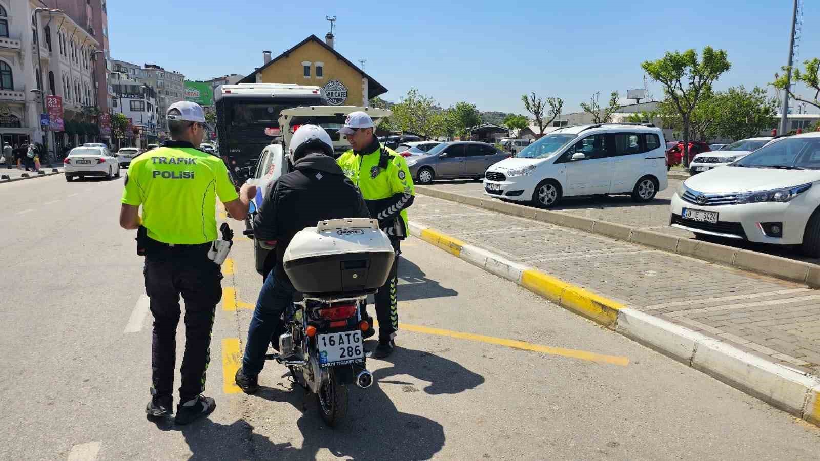 Bandırma’da 6 ayda yüzlerce sürücüye ceza Balıkesir’in Bandırma ilçesinde, İlçe Emniyet Müdürlüğü, Trafik Denetleme Büro Amirliği