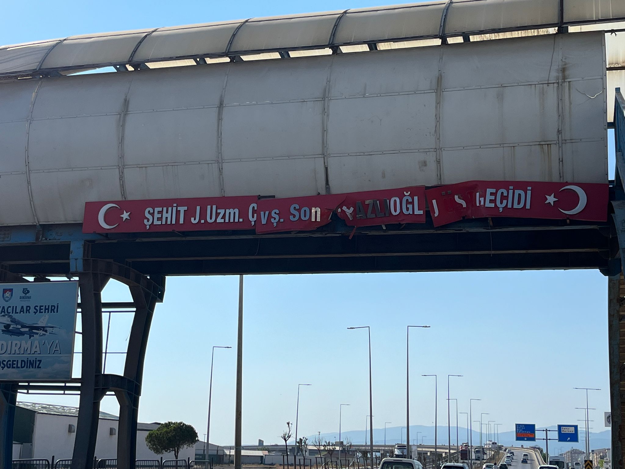 Balıkesir’in Bandırma ilçesinde seyir halindeyken dorsesi açılan tır üst geçide