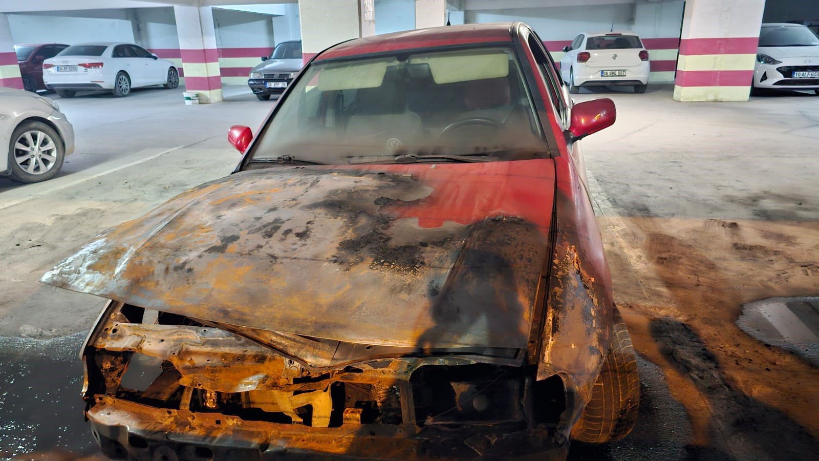 Bandırma’da katlı otopark’ta araç yangını Balıkesir’in Bandırma ilçesinde, Bandırmaspor’a ait ve yıkım kararı bulunan katlı