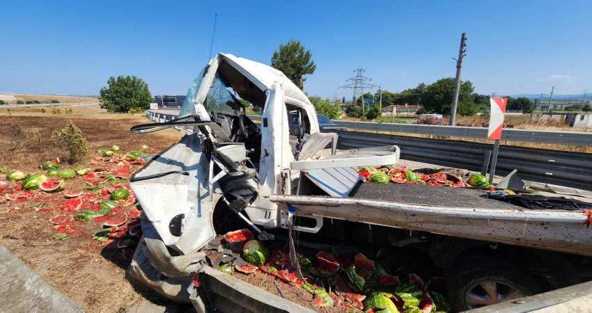 Karpuz yüklü kamyonet refüje çarptı: Ortalık savaş alanına döndü Balıkesir-Bursa otobanında karpuz yüklü kamyonet refüje çarptı. Yola dökülen karpuzlar