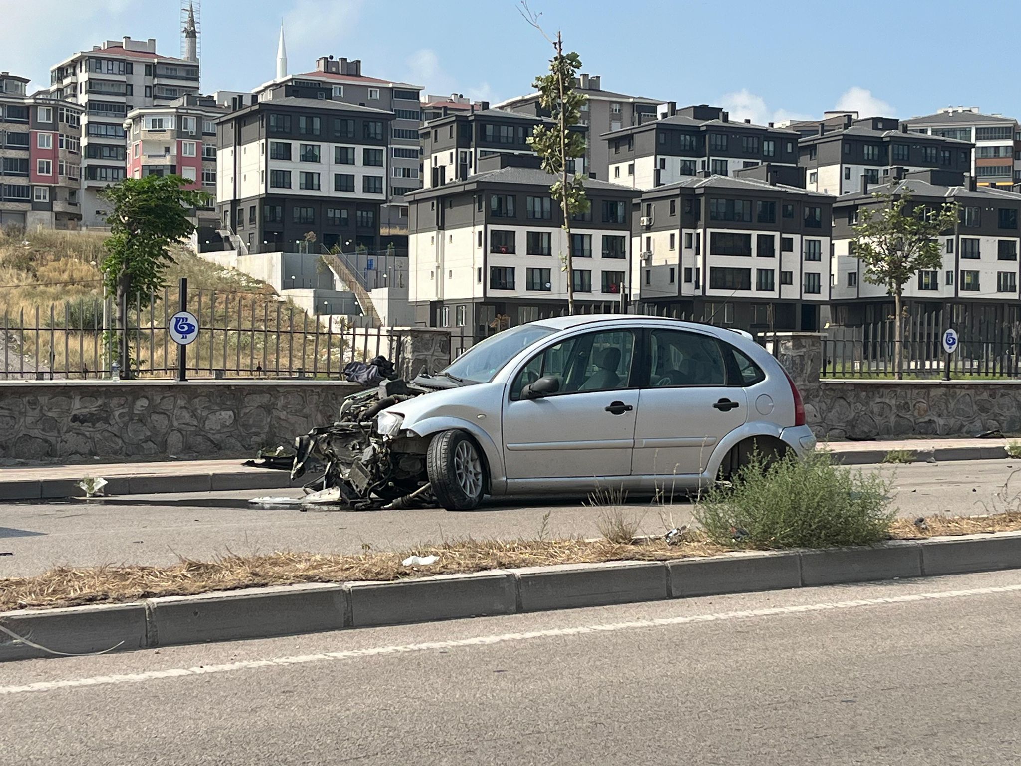 Bandırma’da tek taraflı trafik kazası: Otomobil kullanılamaz hale geldi Balıkesir’in Bandırma ilçesinde direksiyon hakimiyetini kaybeden sürücü Malta Parkı ve