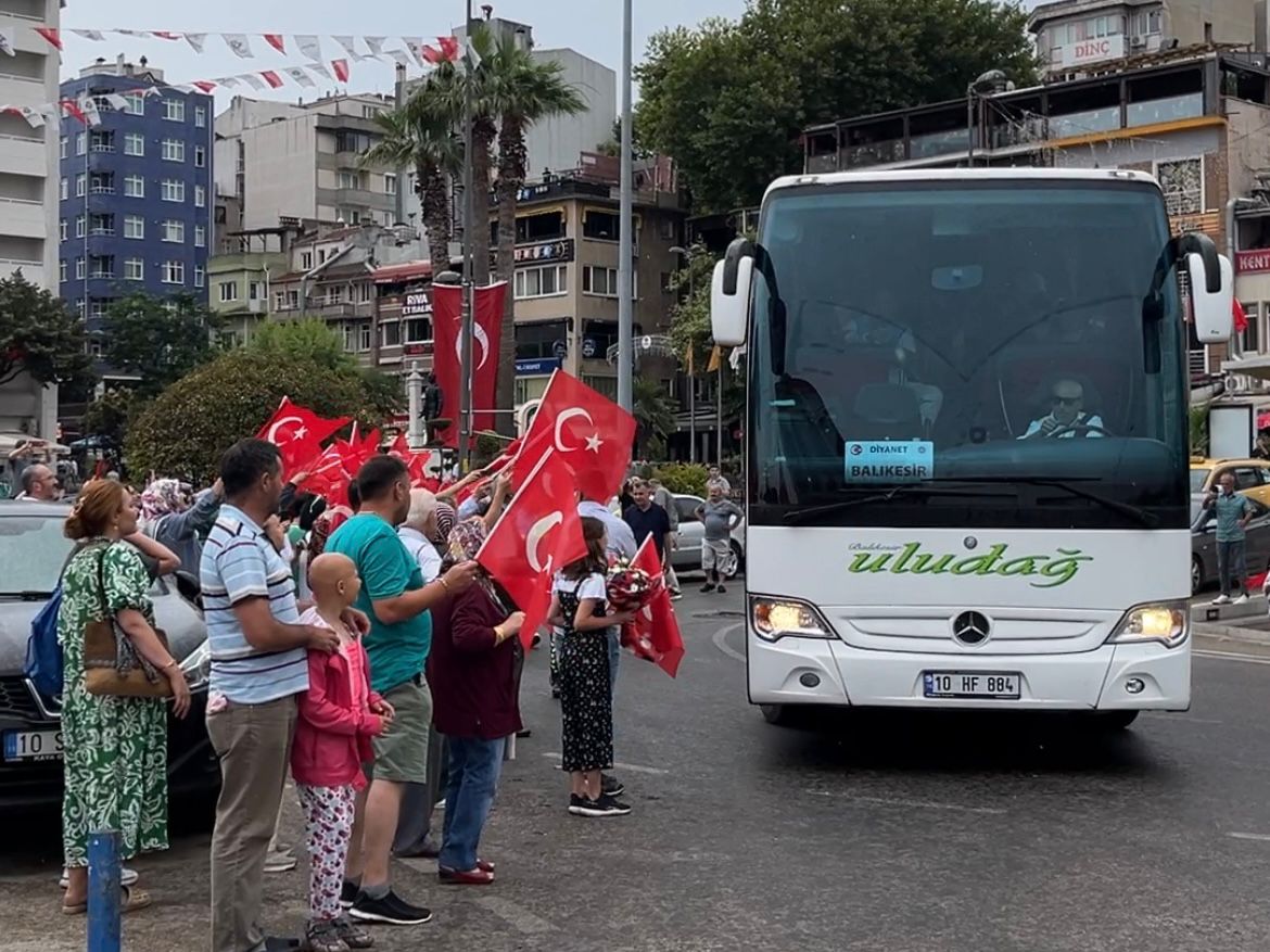 Kutsal topraklara giden hacı kafilesi, Bandırma’da aileleri ve yakınları tarafından