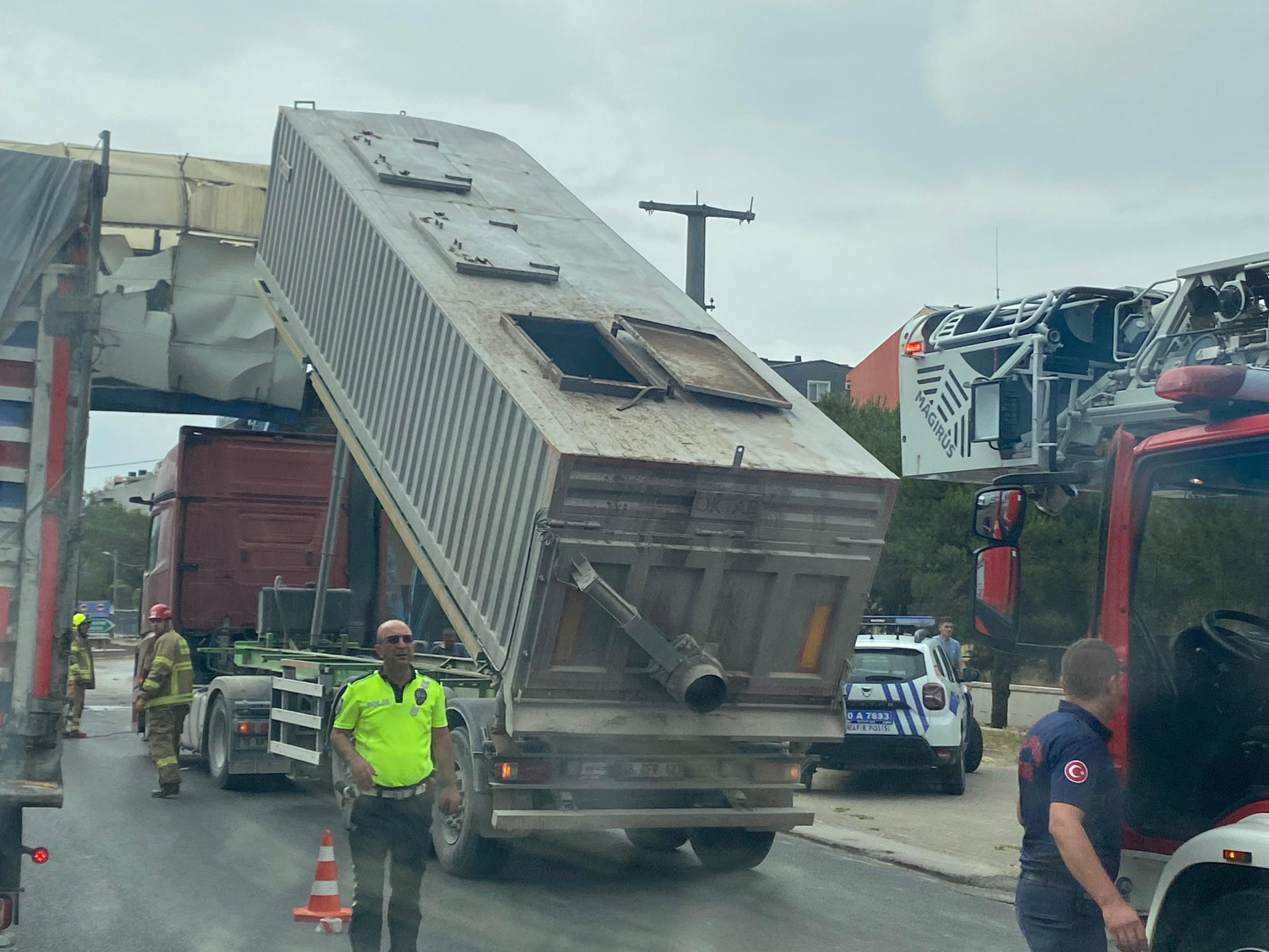 Balıkesir’in Bandırma ilçesinde bir tırın dorsesinin açık kalması sonucu üst