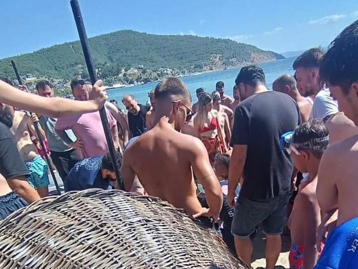 Balıkesir’in Erdek ilçesinde M.B. (40) isimli şahıs denizde boğulma tehlikesi