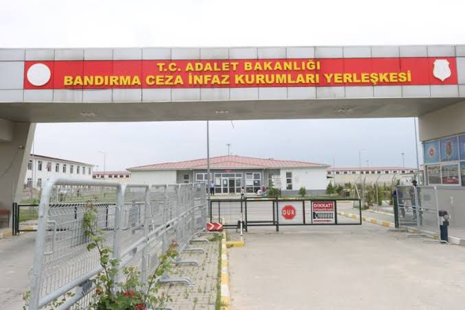 BANDIRMA’DA CEZAEVİNDE RAHATSIZLANAN FETÖ MAHKUMU HAYATINI KAYBETTİ Balıkesir’in Bandırma ilçesinde bulunan 1 Nolu T Tipi Kapalı Ceza