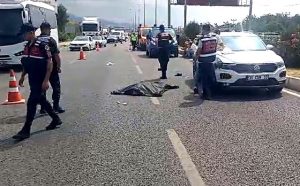 Balıkesir’in Edremit ilçesinde karayolunda karşıdan karşıya geçmek isterken otomobilin çarptığı