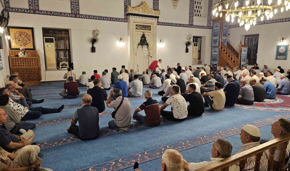 Balıkesir’in Bandırma ilçesinde vatandaşlar, Mevlid Kandili’nde camilere akın etti.