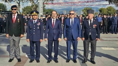 Balıkesir’in Bandırma ilçesinde "19 Eylül Gaziler Günü" dolayısıyla Cumhuriyet Meydanı’nda