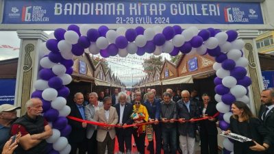 Bandırma’da kitapseverler Cumhuriyet Meydanı’nda buluştu.