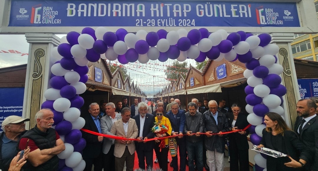 Bandırma’da kitapseverler Cumhuriyet Meydanı’nda buluştu.