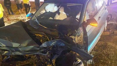 Bursa’nın Karacabey ilçesinde kırmızı ışık ihlali yapan tır, otomobili biçti.