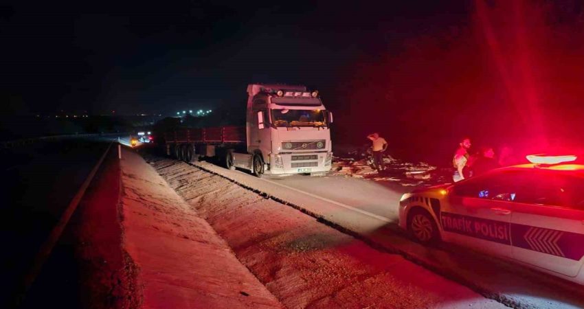 Bandırma’da kontrolden çıkan seramik yüklü tır karşı şeride uçtu Balıkesir’in Bandırma ilçesinde, kontrolden çıkan seramik yüklü bir tırın karşı