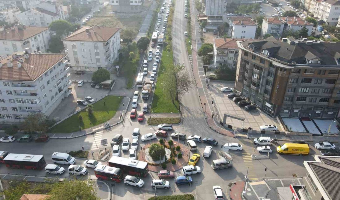 UKOME kararı ile kapatılan yol trafik yoğunluğunu artırdı Balıkesir’in Bandırma ilçesinde, Ordu Caddesi ve Atatürk Bulvarı üzerinde kesişen