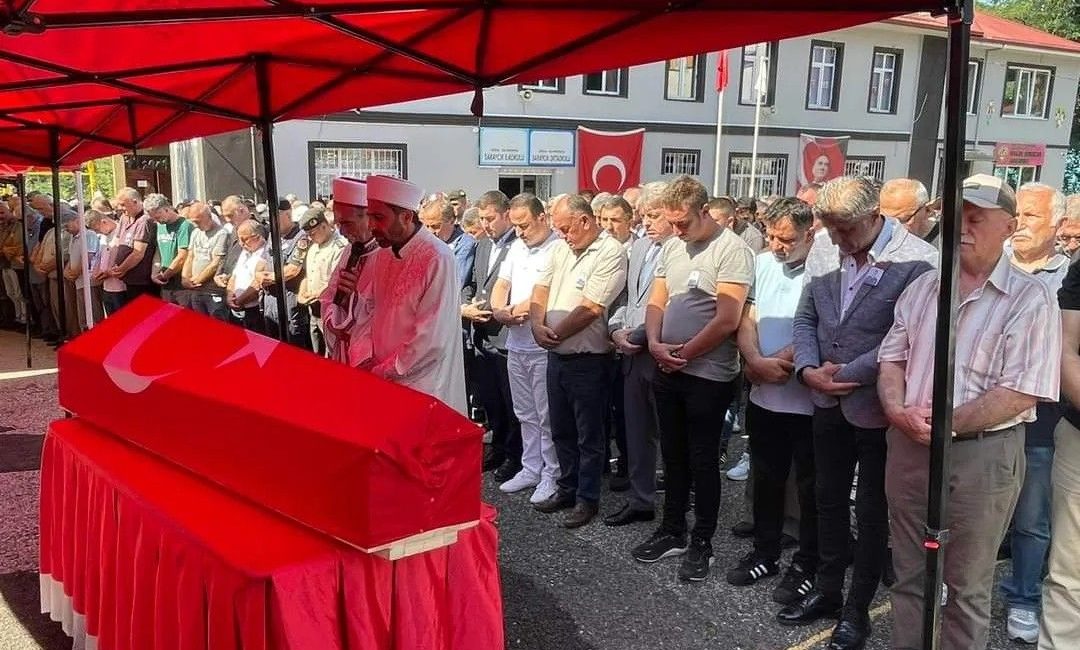 Bandırma’da geçirdiği trafik kazasıyla hayatını kaybeden Ömür Kaygusuz son yolculuğuna uğurlandı Balıkesir'in Bandırma ilçesinde geçirdiği trafik kazasında kayatını kaybeden Ordulu Kıdemli