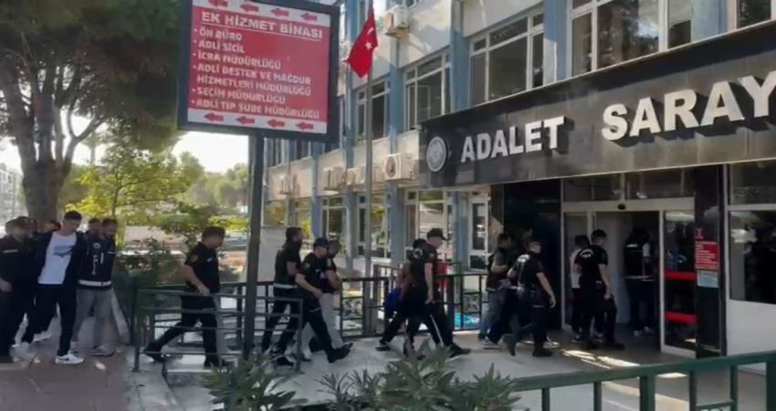 Balıkesir merkezli uyuşturucu operasyonunda 50 kişi tutuklandı Balıkesir merkezli 3 ilde düzenlenen uyuşturucu operasyonunda, gözaltına alınan 52
