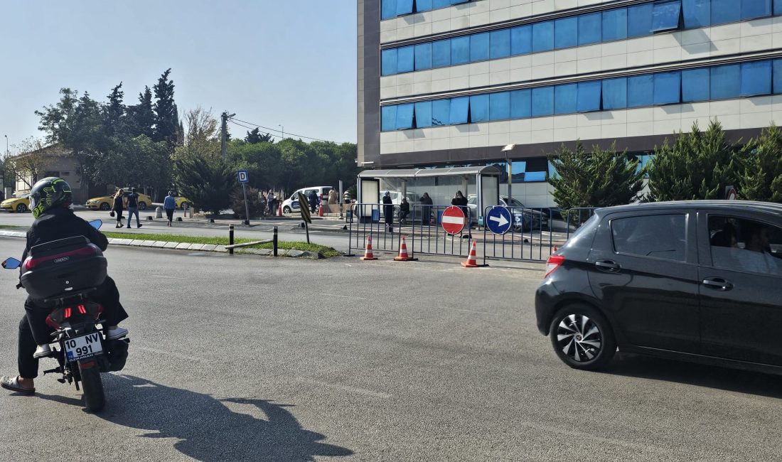 Bandırma’da yol kapandı, işler karıştı Balıkesir'in Bandırma ilçesinde, Ordu Caddesi ve Atatürk Bulvarı üzerinde kesişen