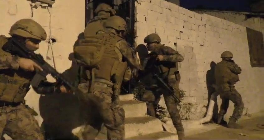 Balıkesir merkezli sanal alemde uyuşturucu satan şebekeye helikopterli şafak baskını Balıkesir merkezli İstanbul ve Bursa’da 300 polisin katılımıyla yapılan, helikopter