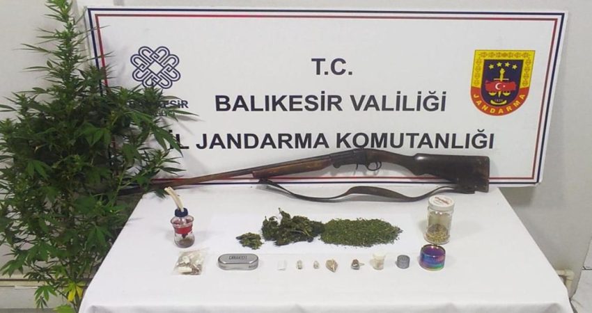 Gönen’de yapılan uyuşturucu operasyonunda 1 kişi yakalandı Balıkesir İl Jandarma Komutanlığı tarafından, Gönen ilçesinde uyuşturucu madde imalatı