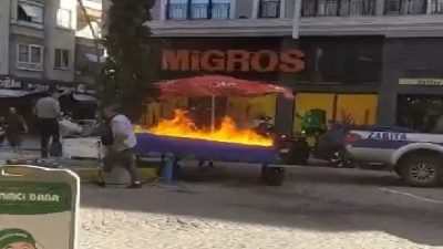 Balıkesir'in Erdek ilçesinde zabıta ekipleri ile tartışan seyyar balıkçı, tezgahına