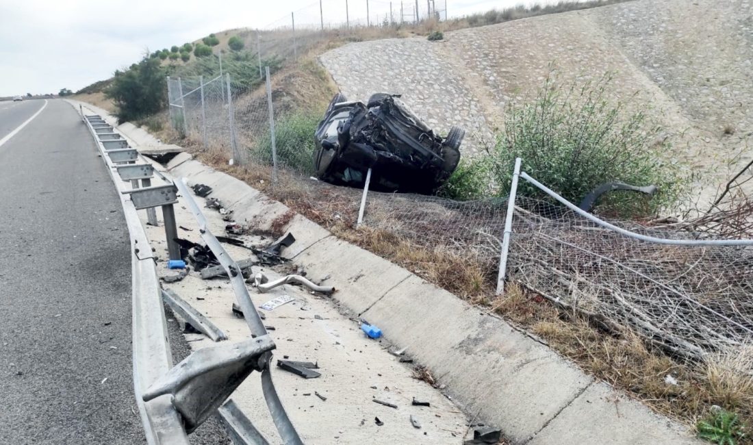 Kontrolden çıkan araç kaza yaptı! İstanbul-İzmir otoyolunun Karacabey sınırlarında kontrolden çıkan otomobil takla attı. Kazada