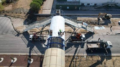 Balıkesir'in Bandırma ilçesinde tırın dorsesinin çarpması sonucu hasar gören üst