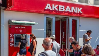 Bazı Akbank müşterileri olduğu iddia edilen kişiler sosyal medya hesabından
