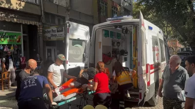 Erdek'te bir kadın, petshopunda şüpheli tarafından bacağından vurularak hastaneye kaldırıldı.